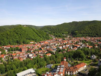 Das Bild zeigt Bad Lauterberg von oben, eingebettet in grüne Wälder. 
